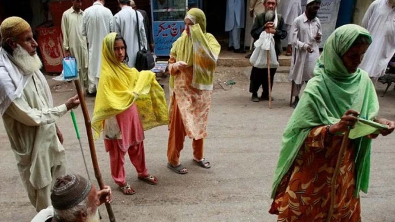 ‘Professional begging’: Pakistan govt acknowledges gangs exporting beggars to foreign countries
