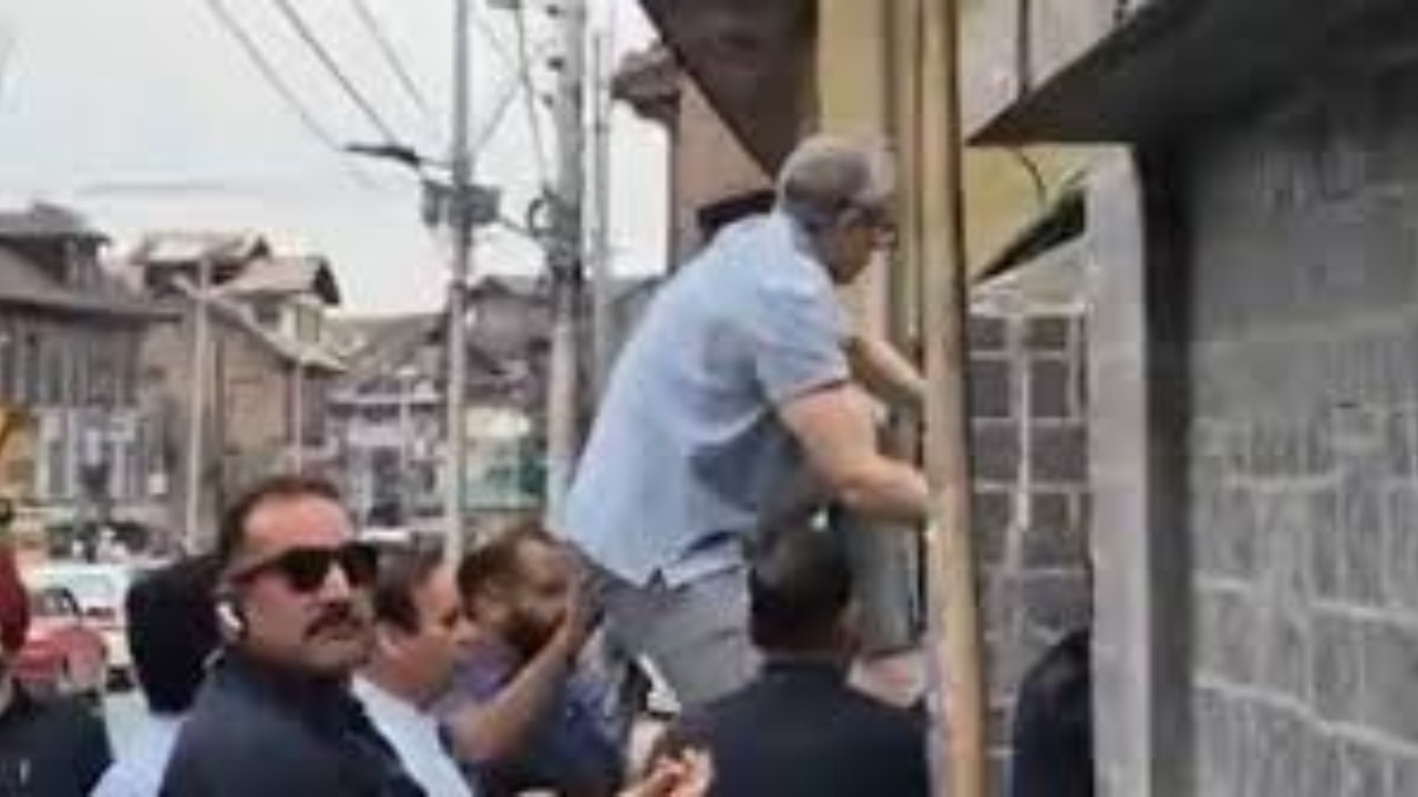 Omar Abdullah Climbs Wall to Pay Tribute at Martyrs' Graveyard in Srinagar