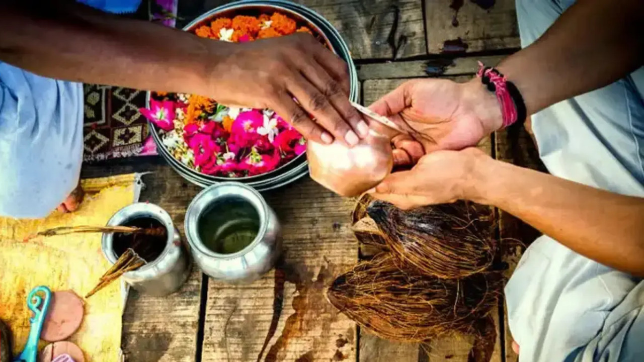 Pitru Paksha 2025: When and How to Perform the First Shradha After Death – Know the Rules and Religi