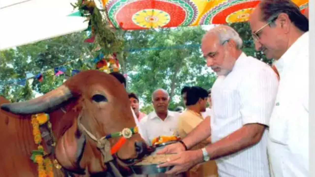 PM Modi Elected as Gujarat Chief Minister in 2001