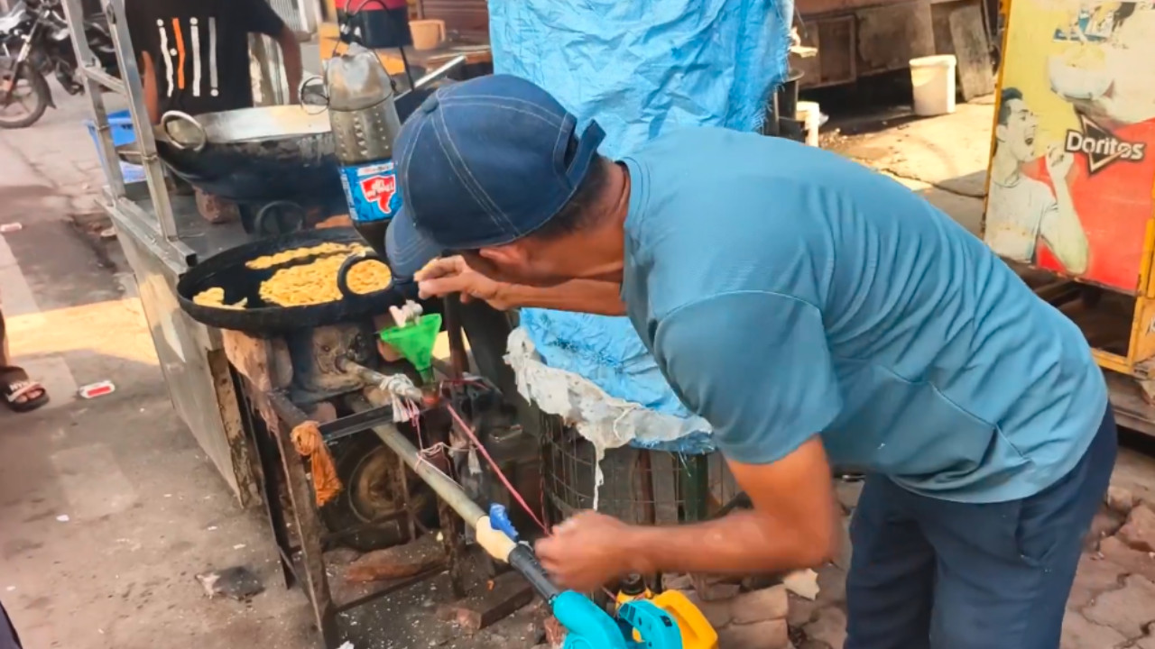 Prayagraj Shopkeeper uses 'Jugaad' to beat LPG Crisis; uses THIS innovation  