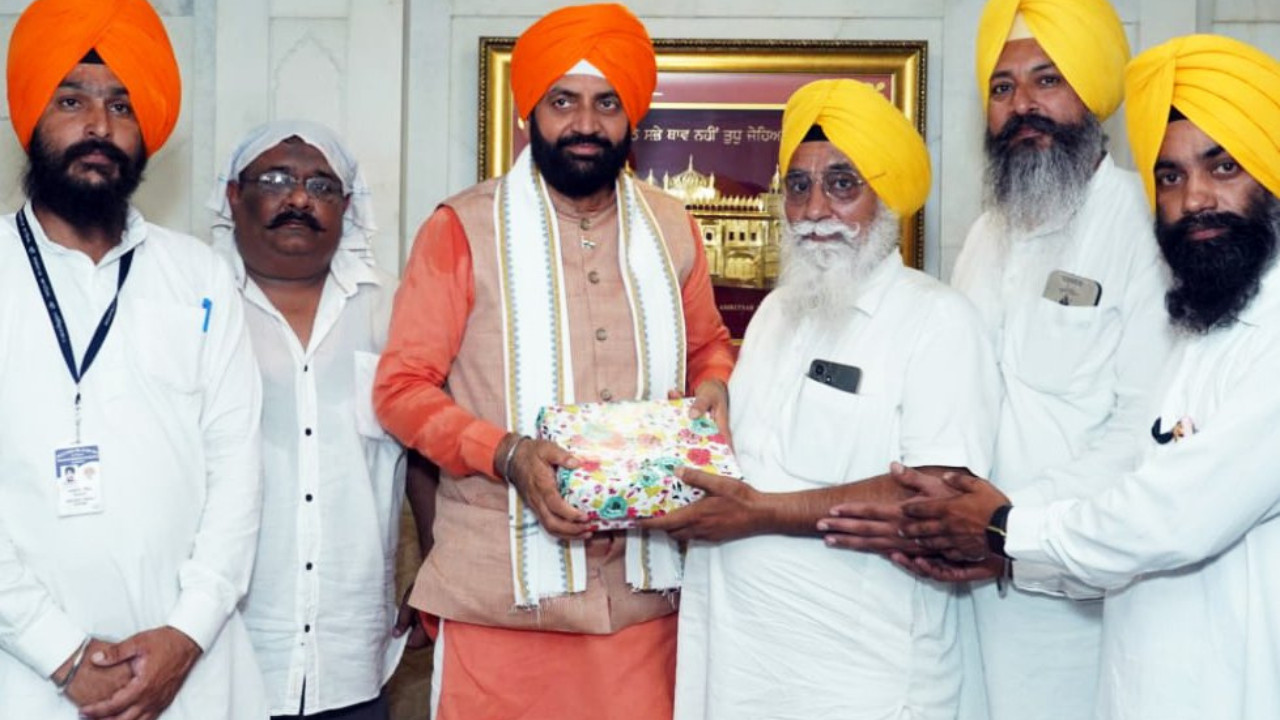 Punjab: AAP Leaders stage protest In Amritsar