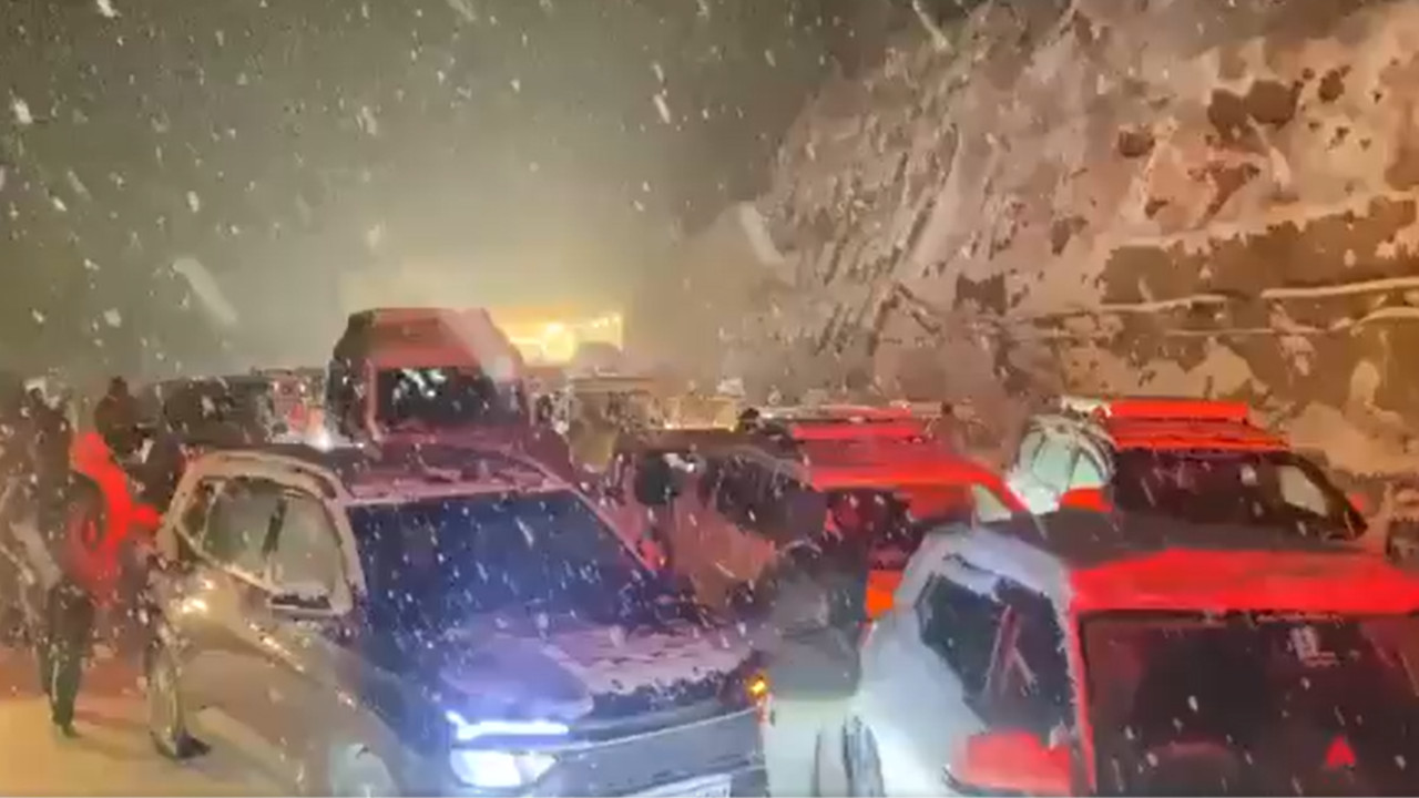 Snow Strands Over 1,000 Tourists in Manali