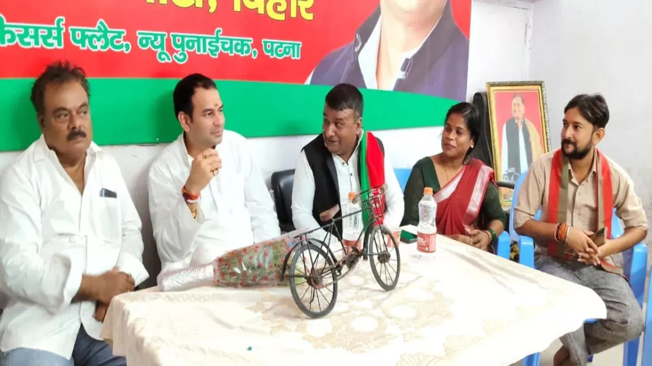 Tej Pratap Yadav Cracks Lalu-Style Joke at SP Office: 'Same Bouquet, One After Another?'