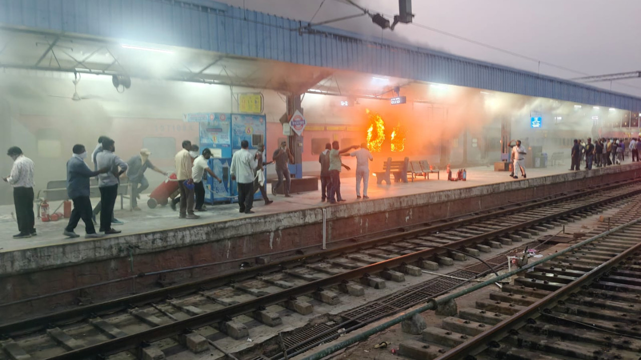 Telengana: Fire Breaks Out in AC Coach of Hyderabad–Jaipur Express; Rescue Operations Underway