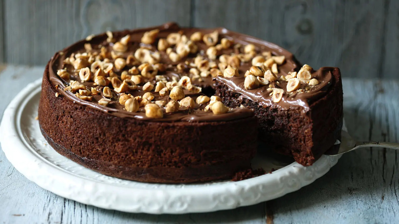 This Bakery’s Father’s Day Special Hazelnut Chocolate Cake Costs Rs '...' Lakh — Netizens Are Shocke