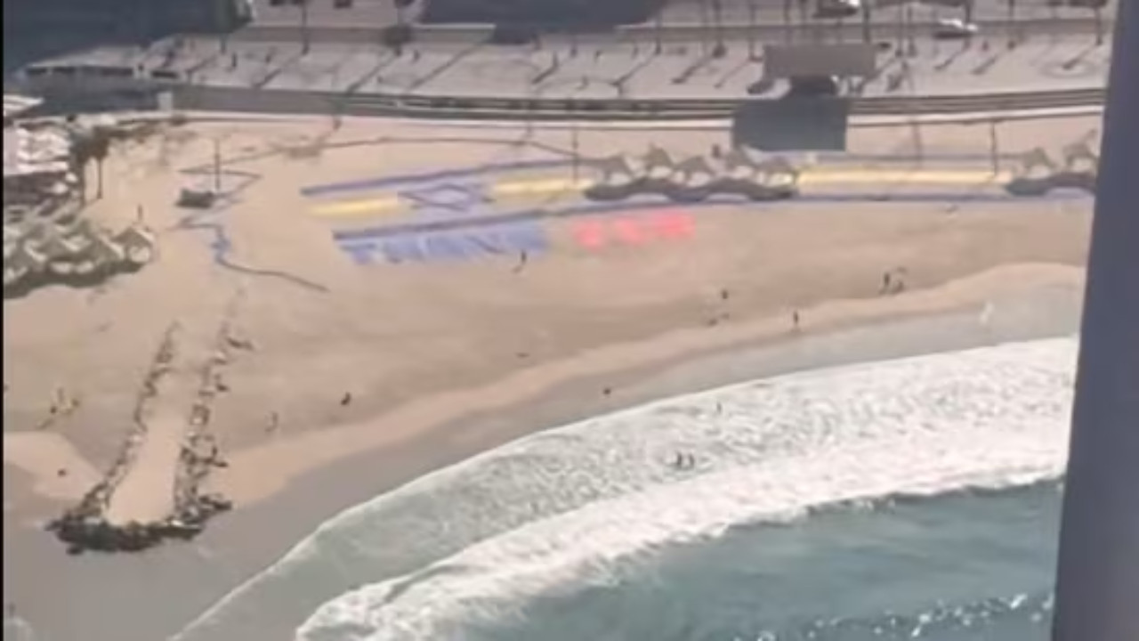 Trump Flies Over Giant ‘Thank You’ Banner in Israel as Freed Hostages Return From Gaza