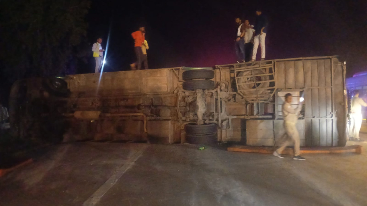 Uttar Pradesh: Double-Decker Bus Overturns on Yamuna Expressway