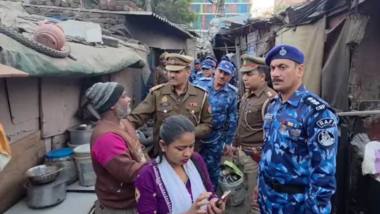 Uttar Pradesh: Ghaziabad SHO uses 'machine' to determine citizenship, video goes viral