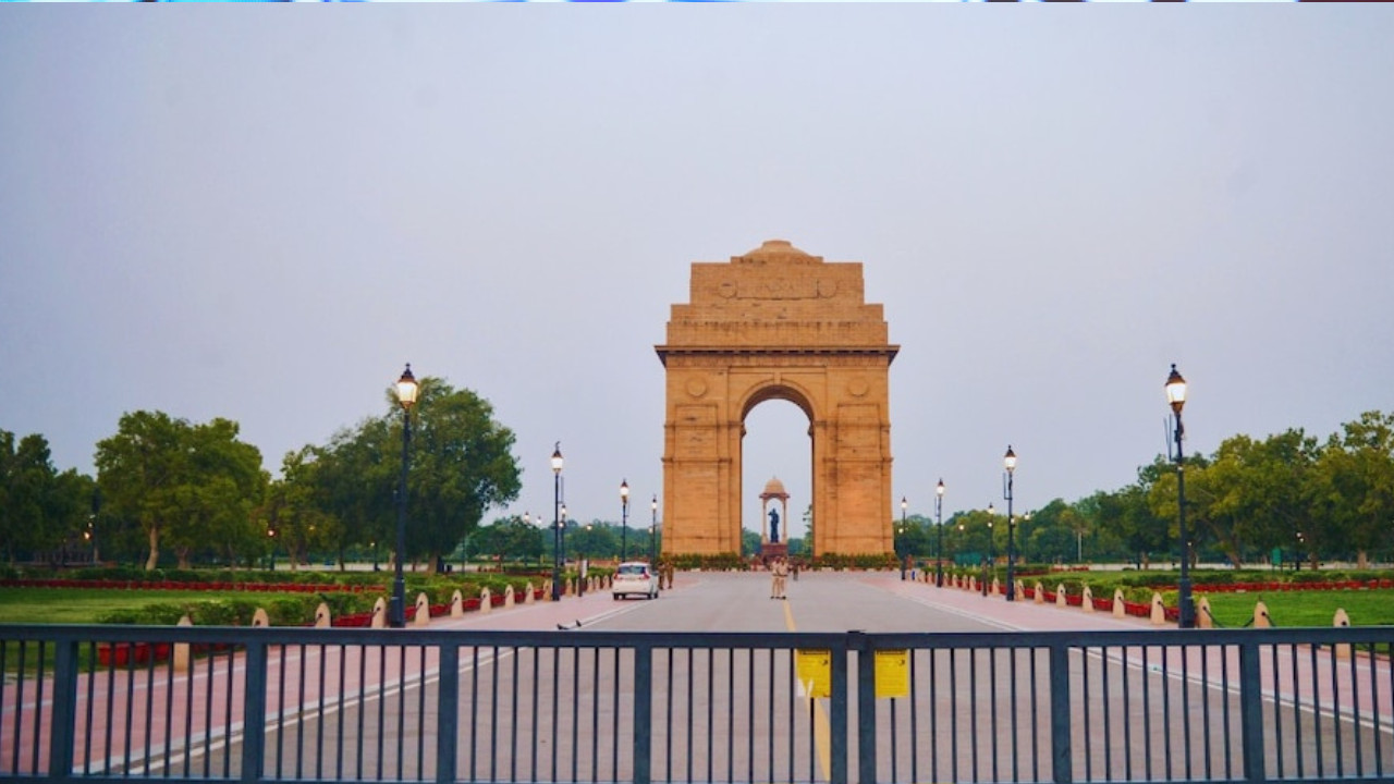 Weather Report: Pollution, dense smog continue to haunt Delhi; AQI dips to 'severe' category