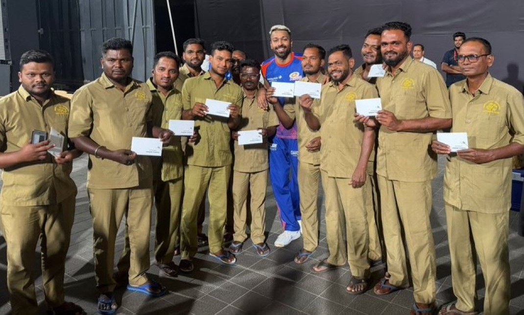 Hardik Pandya rewarded the MCA ground staff at Wankhed